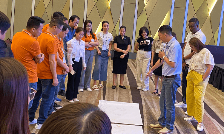 Cô Thanh Loan tại chương trình Effective Communication & Feedback Skills