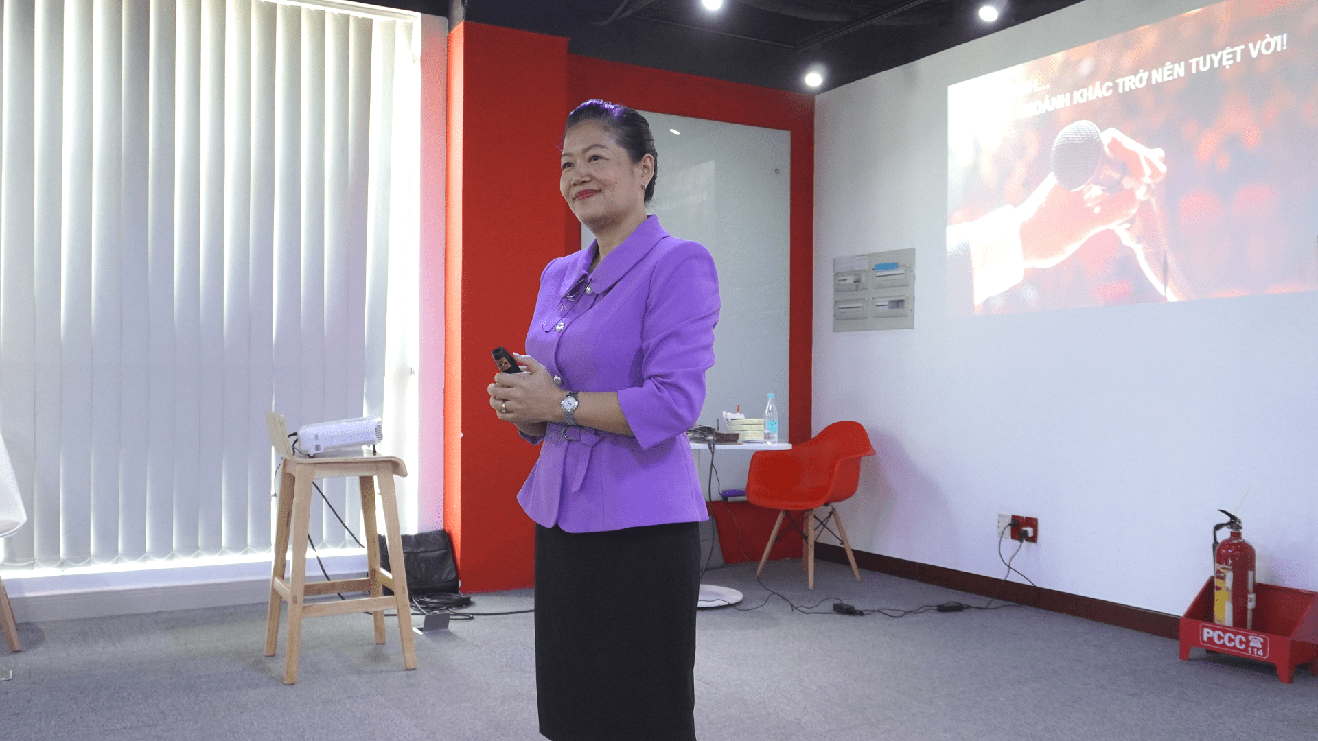 Giảng viên Cấp cao - Cô Võ Thị Thanh Loan tại lớp học High Impact Presentation Skills