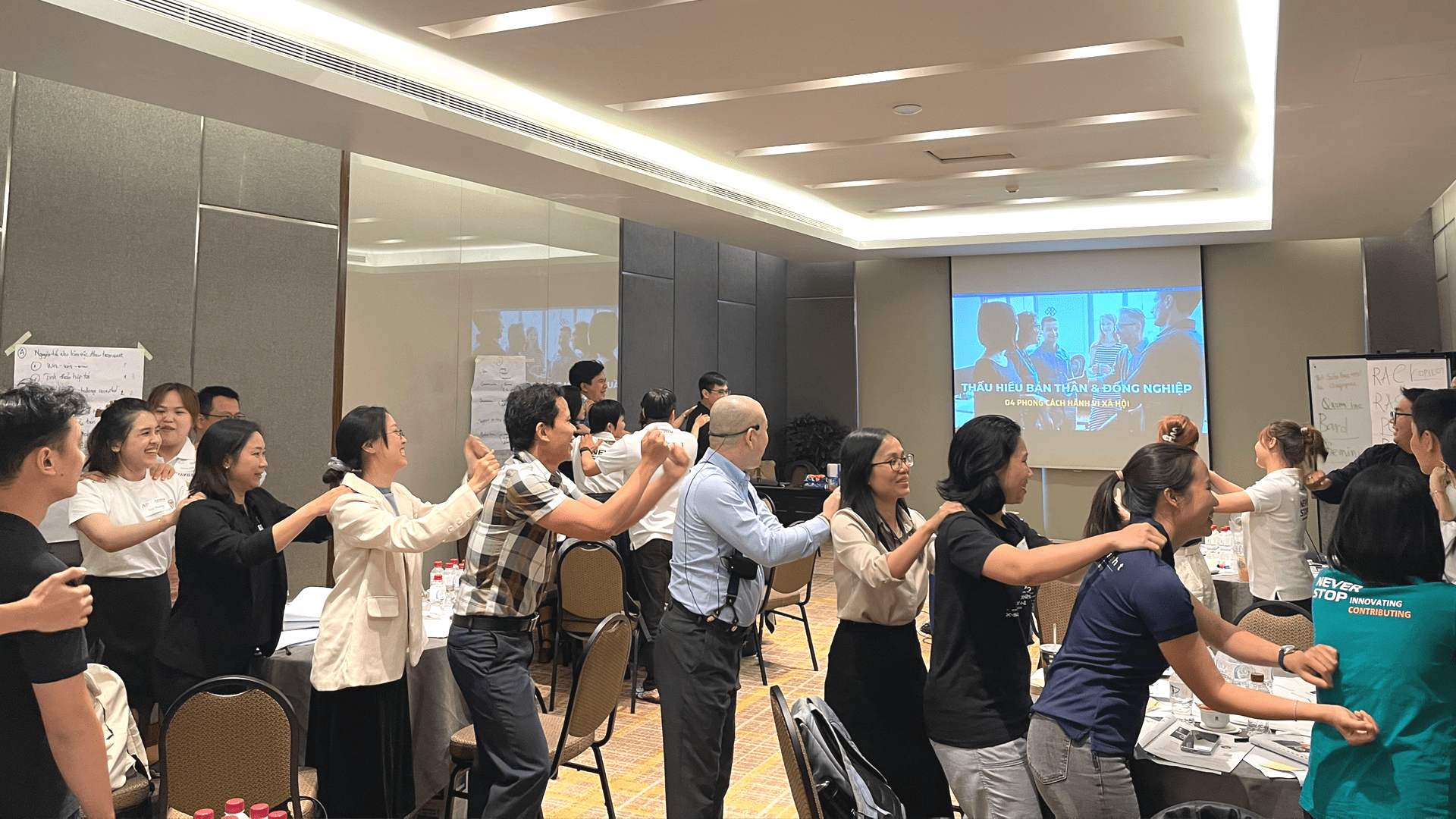 Hoạt động nhóm tại lớp học Effective Teamwork and Foster Collaboration